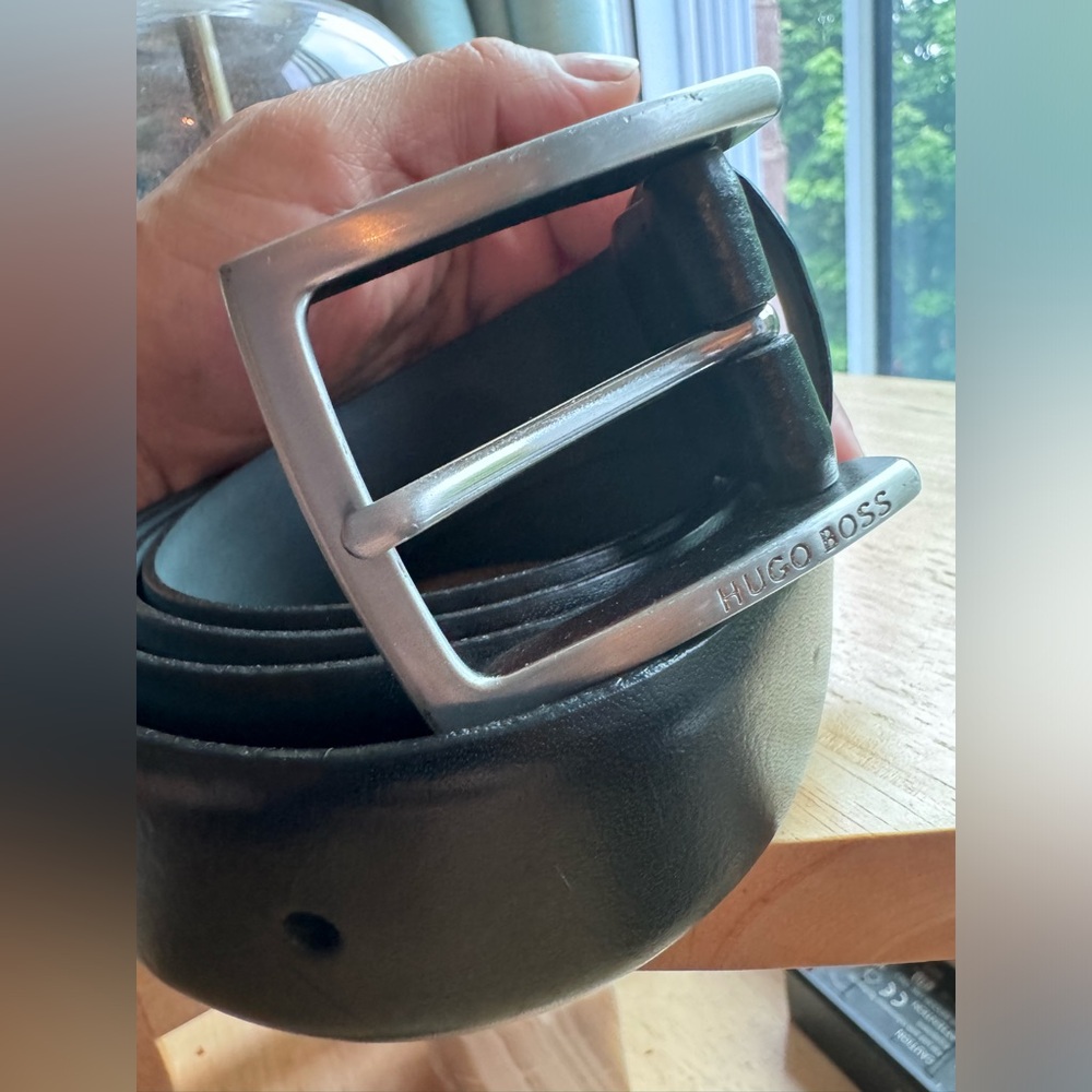 Hugo Boss Black and Silver Leather Belt 50”